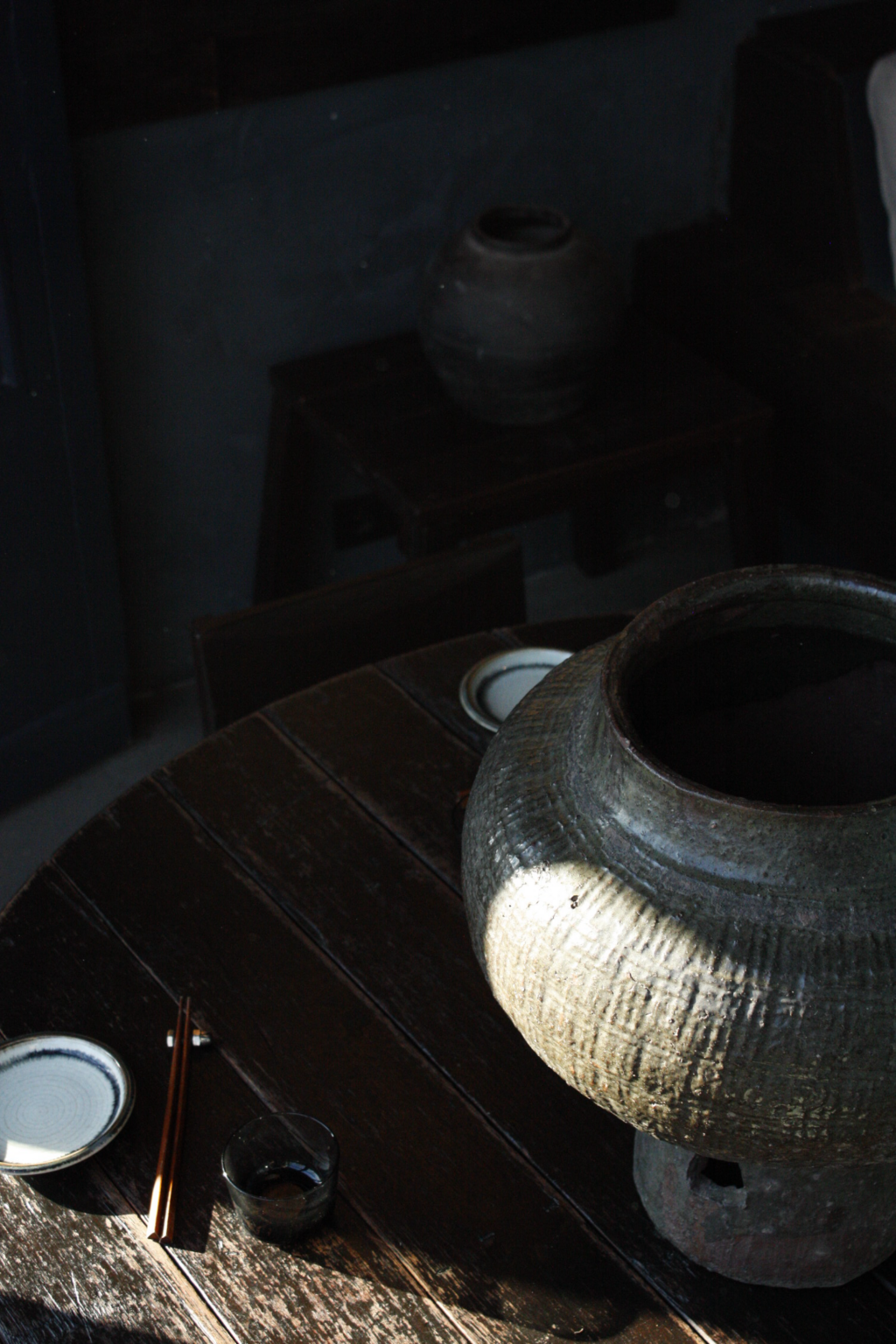 Large planter pot, high foot
