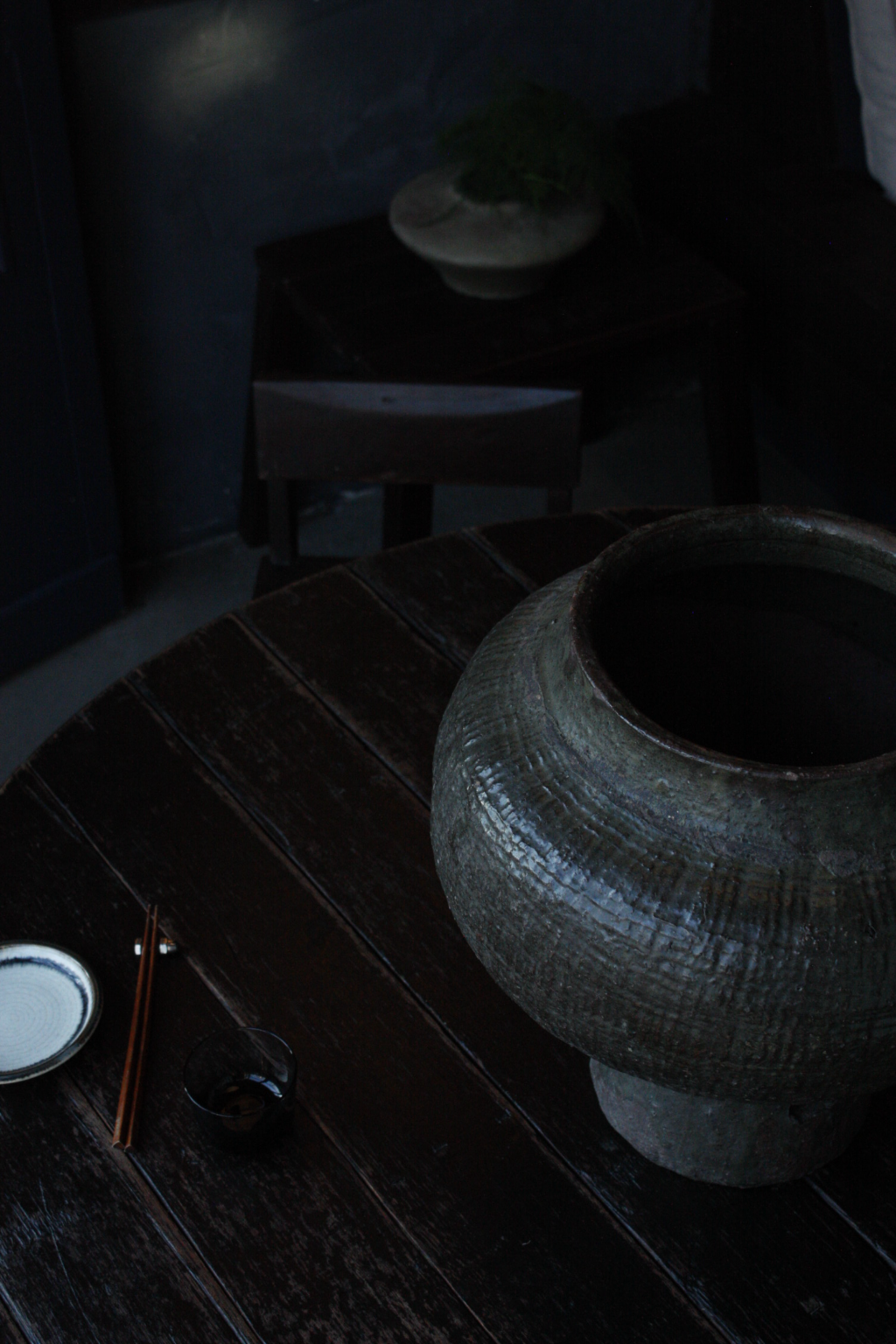 Large planter pot, high foot