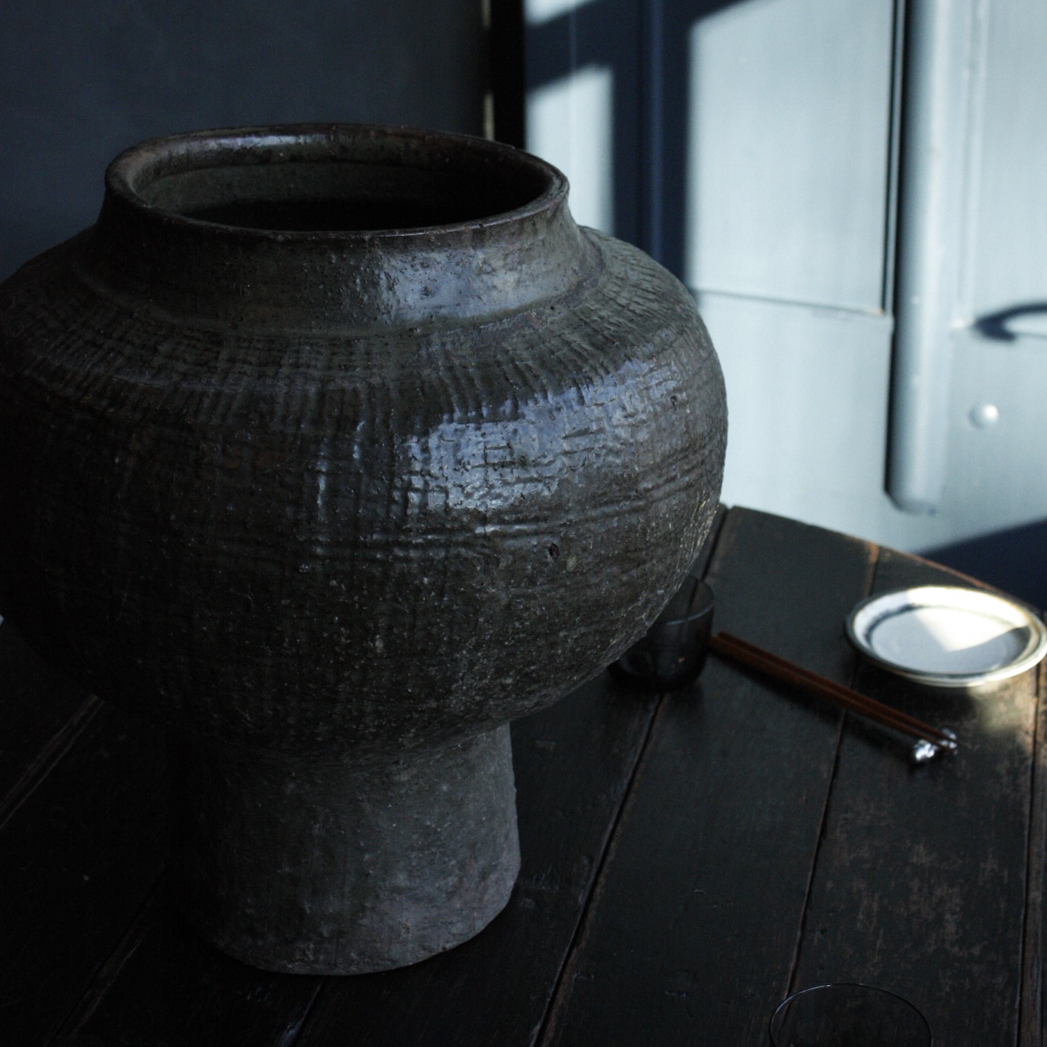 Large planter pot, high foot